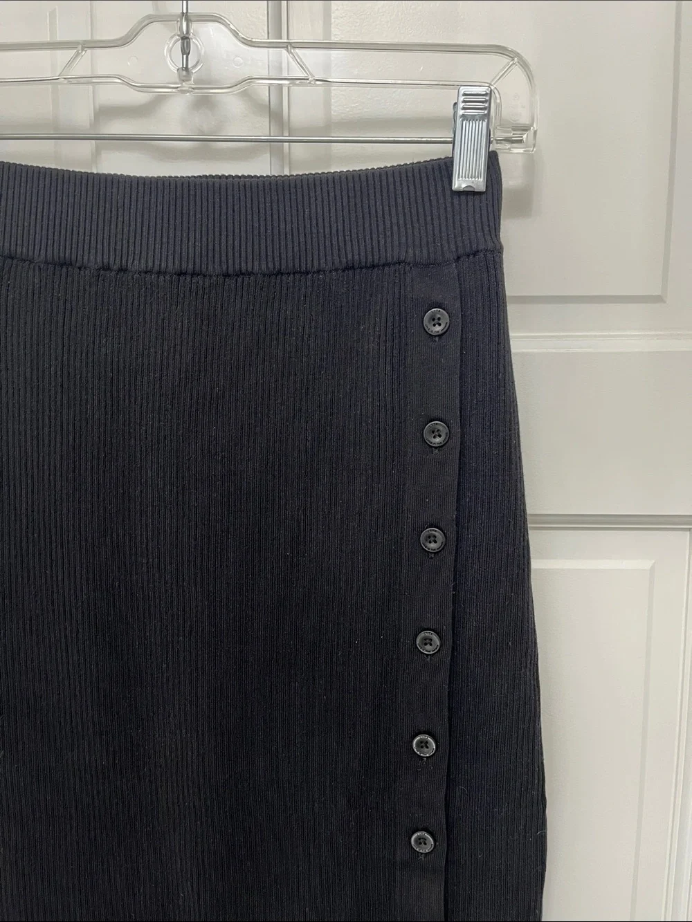 Lita by Ciara Black Ribbed Button Front Midi Skirt - Size Medium